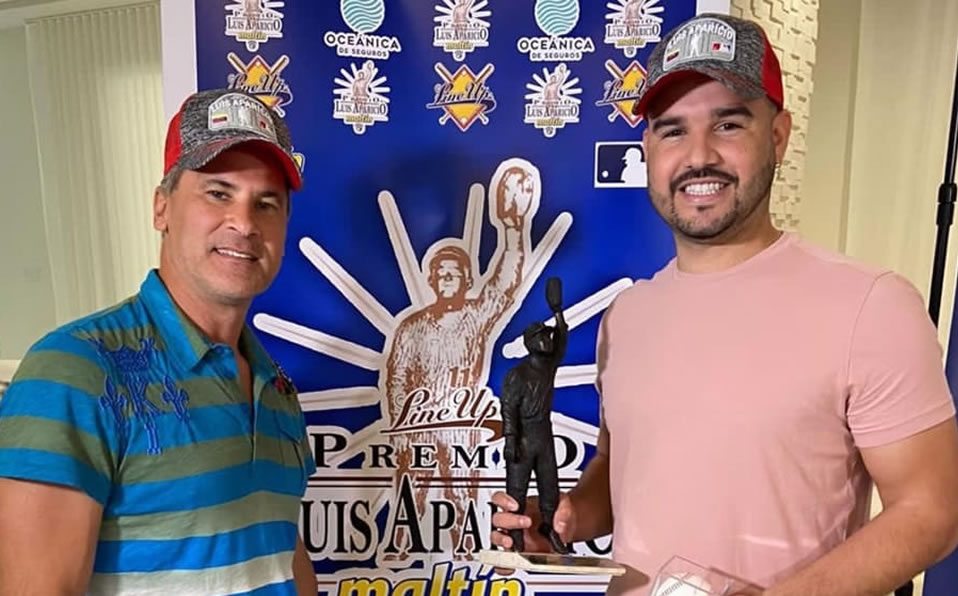 Eugenio Suárez recibe en su casa el premio Luis Aparicio