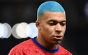 Mbappé lució su cabello en color azul, algo innovador. Foto: AFP