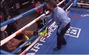 El boxeador mexicano fue a dar fuera del ring al salirse del mismo a través de las cuerdas. Foto: DAZN captura de pantalla.