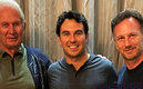 Checo y directivos de Red Bull. (Red Bull)