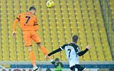 El defensa solo observó el gran salto de Cristiano Ronaldo en la goleada de la Juve. Foto: AFP