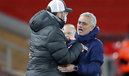 Mourinho y Klopp tras la victoria del Liverpool sobre el Tottenham. (AFP)