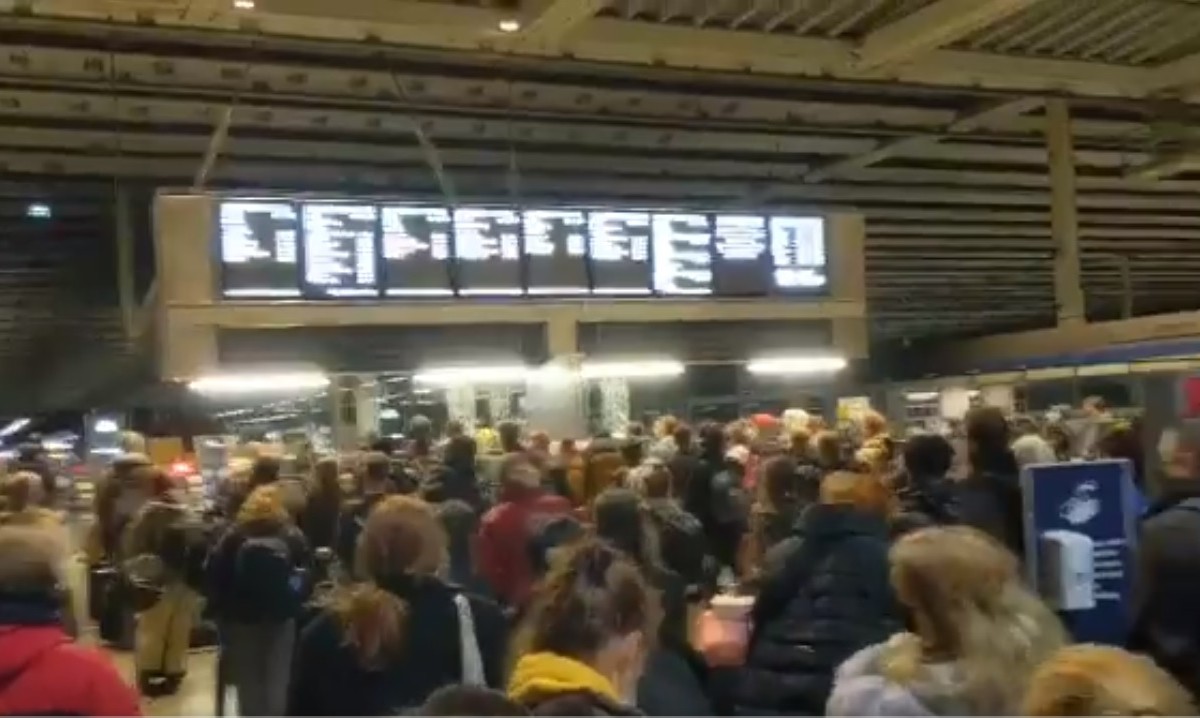 El video registró la espera de la gente por diversos trenes para escapar de la capital británica. Foto: captura de pantalla.