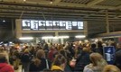 El video registró la espera de la gente por diversos trenes para escapar de la capital británica. Foto: captura de pantalla.