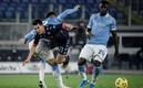 El volante mexicano fue golpeado varias ocasiones en el juego ante la Lazio. Foto AFP.