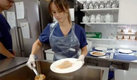 La Princesa Sofía de Suecia sirviendo comida en un hospital. (Foto de Vanitatis)