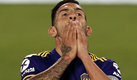 Carlos Tévez increíblemente solo vio la amarilla por la escandalosa patada. (AFP)