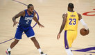 LeBron James y Kawhi Leonard, frente a frente en el día inaugural de la NBA. (AFP)