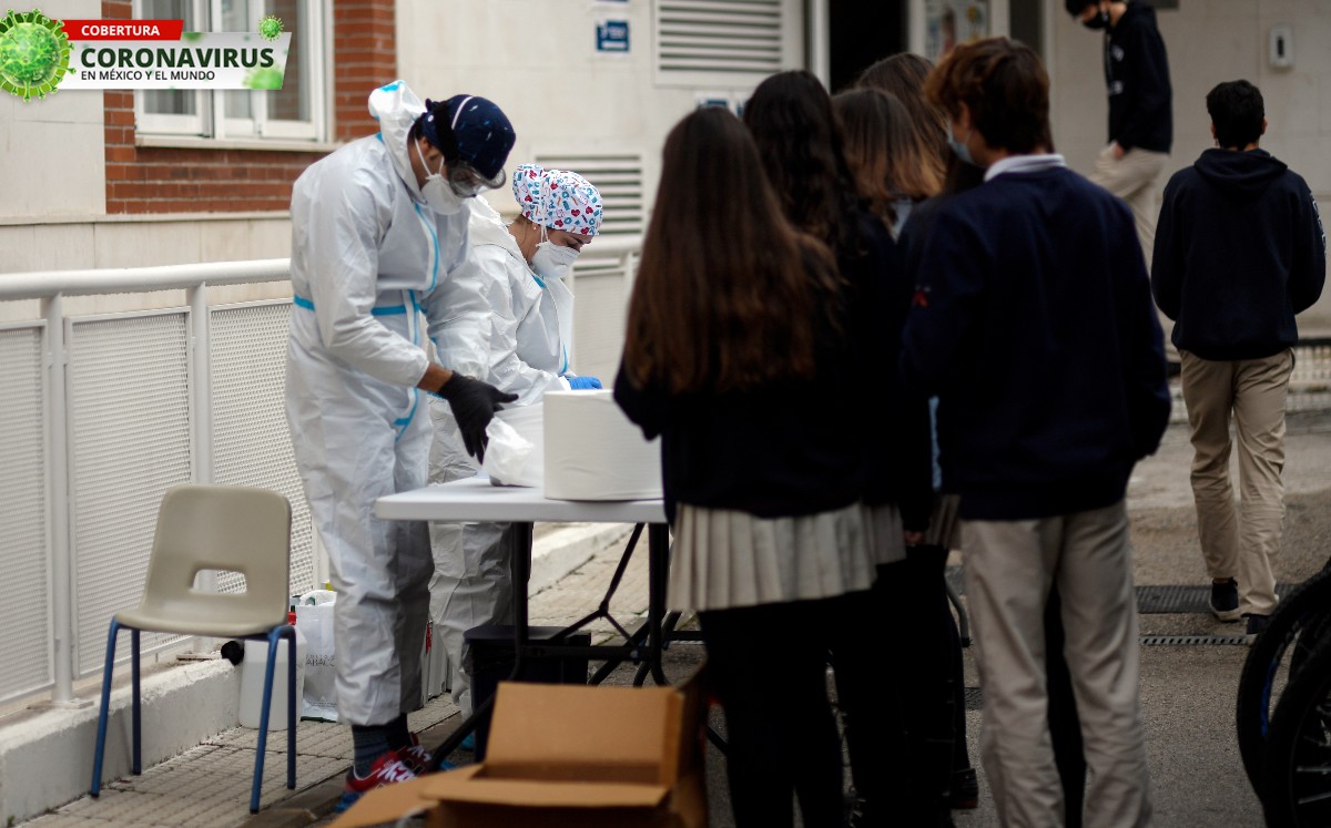 Los españoles se mantienen en alerta por la pandemia. FOTO: AFP.