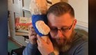 Papá escucha los latidos del corazón de su hijo fallecido. (Foto: captura en Twitter)