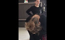 Andrés Guardado le regaló un piano a su esposa muy especial. (Captura)
