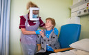 Margaret Keenan acudió este martes a recibir la segunda dosis de la vacuna de Pfizer. (FOTO: AFP)