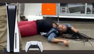 Una de las mujeres perdió el conocimiento en la pelea por el PS5. (Captura TW @__JustKeith)
