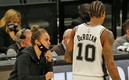 La coach dándole indicaciones a DeMar DeRozan durante el encuentro ante los Lakers. Foto: AFP
