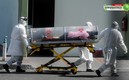 Una paciente ingresa al hospital militar. Foto: AFP