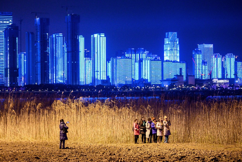 La gente en Wuhan visitó el río Yandtsé. (FOTO: AFP)