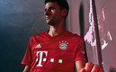 Thomas Müller muestra el uniforme muniqués de la 2019-2020.