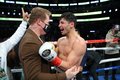 Canelo subió al ring para festejar con Ryan García (FOTO: DAZN)