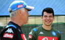 Carlo Ancelotti y Chucky Lozano. (Foto: @sscnapoliES)
