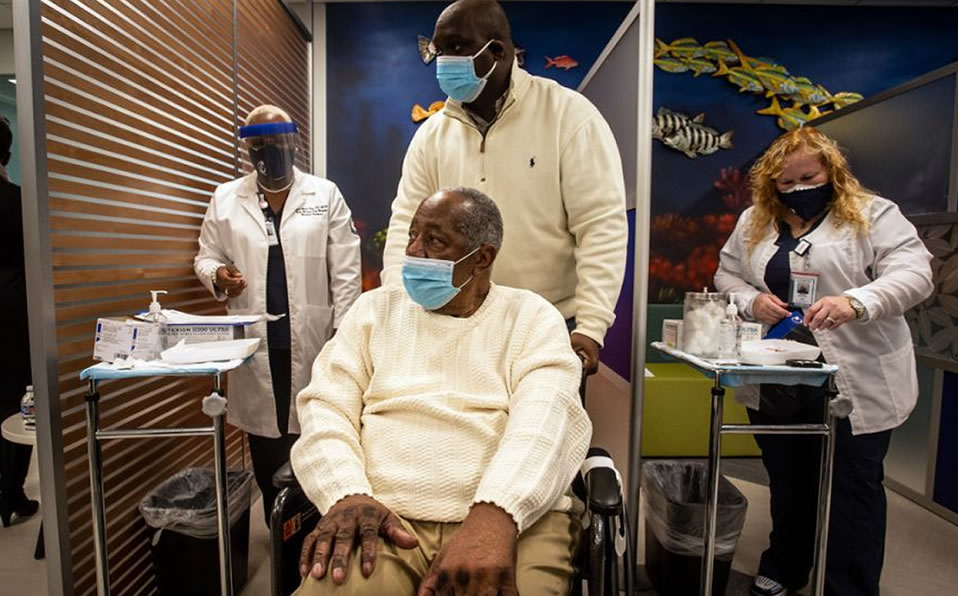 Hank Aaron se vacuna contra Covid-19 para 'poner el ejemplo'