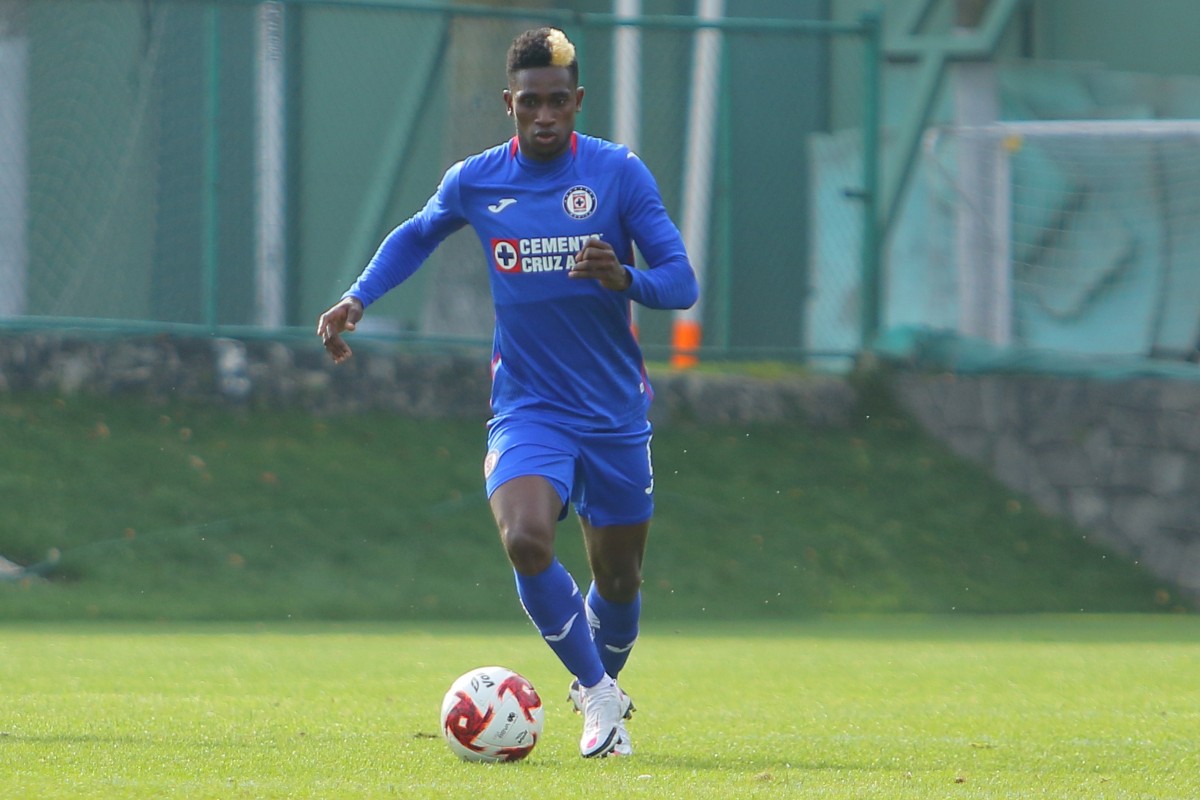 Jonathan Borja del Cruz Azul, reporta con el Nacional de Ecuador (Foto: Imago7)