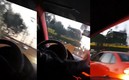 El momento en que el tren arrolla a la patrulla en el Estado de México. FOTO: Captura de Video @MullerMM24