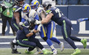 Aaron Donald fue una amenaza constante para Russell Wilson (AFP)