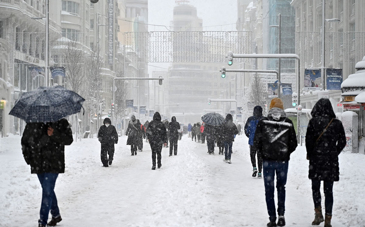 Las personas desempolvaron sus abrigos. (AFP)