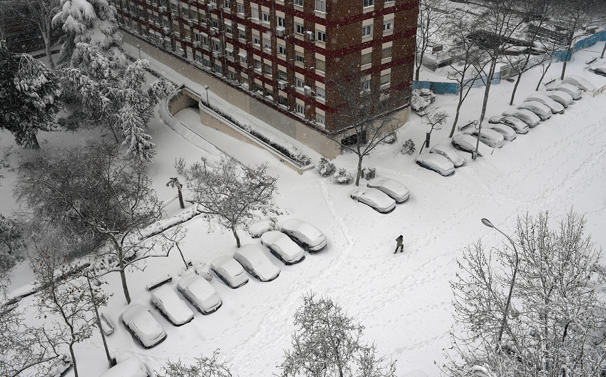Los carros tapizados de nieve. (AFP)
