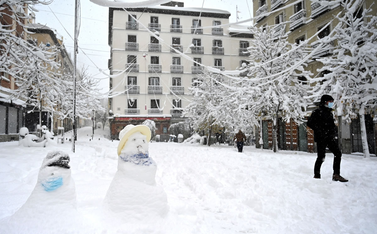 Se vieron esquiadores en la plaza de la Puerta del Sol e incluso a un hombre en un trineo tirado por 5 perros. (AFP)