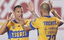 Jesús Dueñas felicita a Carlos González tras su gol. (Foto: Mexsport)