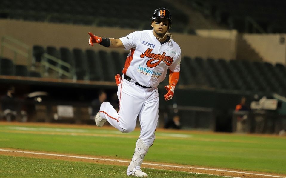 Paredes, refuerzo tomado por Hermosillo esta ronda, se estrenó con el home run ganador. (Foto: Naranjeros de Hermosillo)