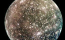 Las cicatrices brillantes en una superficie más oscura dan testimonio de una larga historia de impactos en la luna de Júpiter, Calisto, en esta imagen