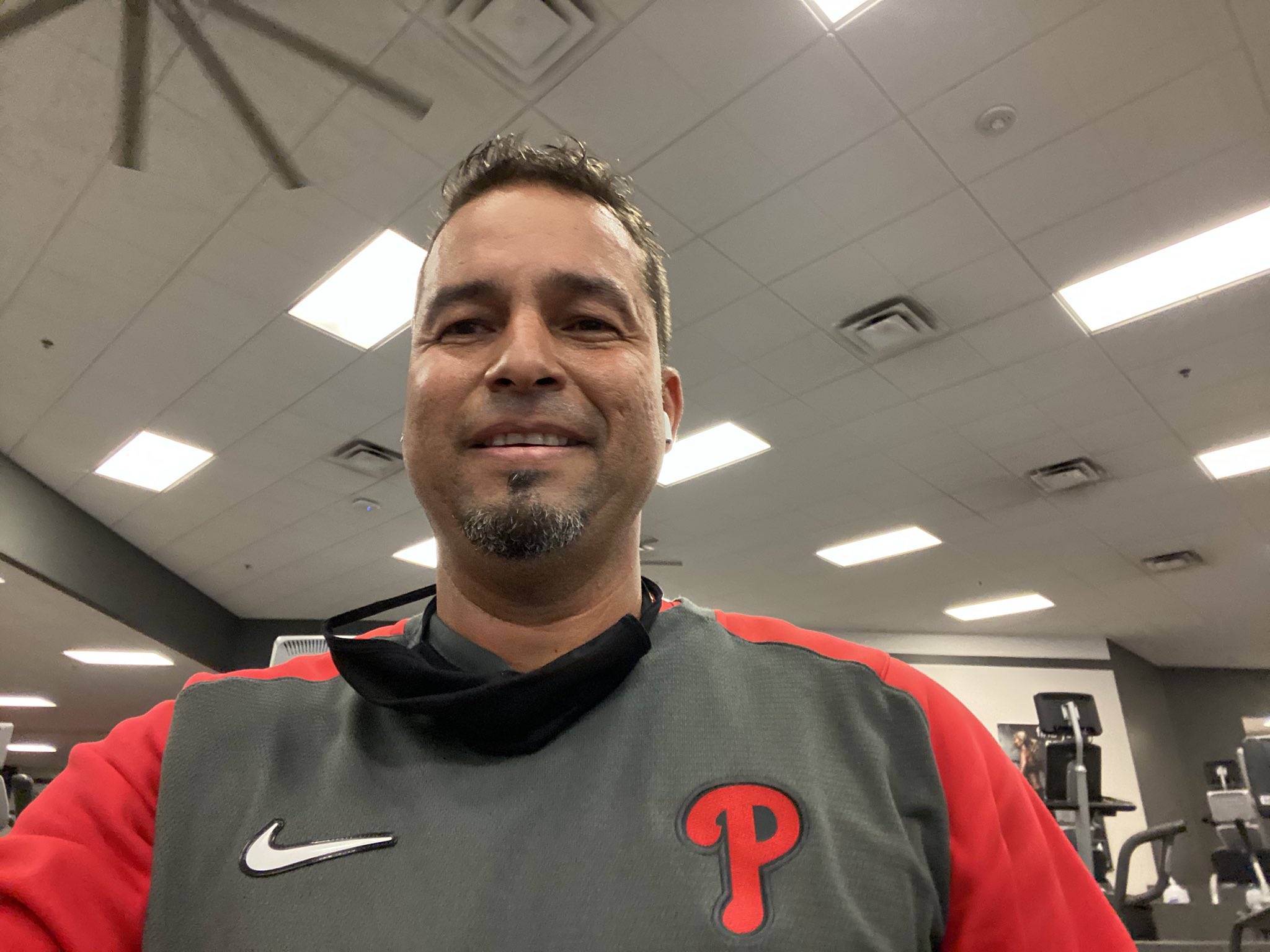 Juan Gabriel Castro seguirá como coach con los Phillies