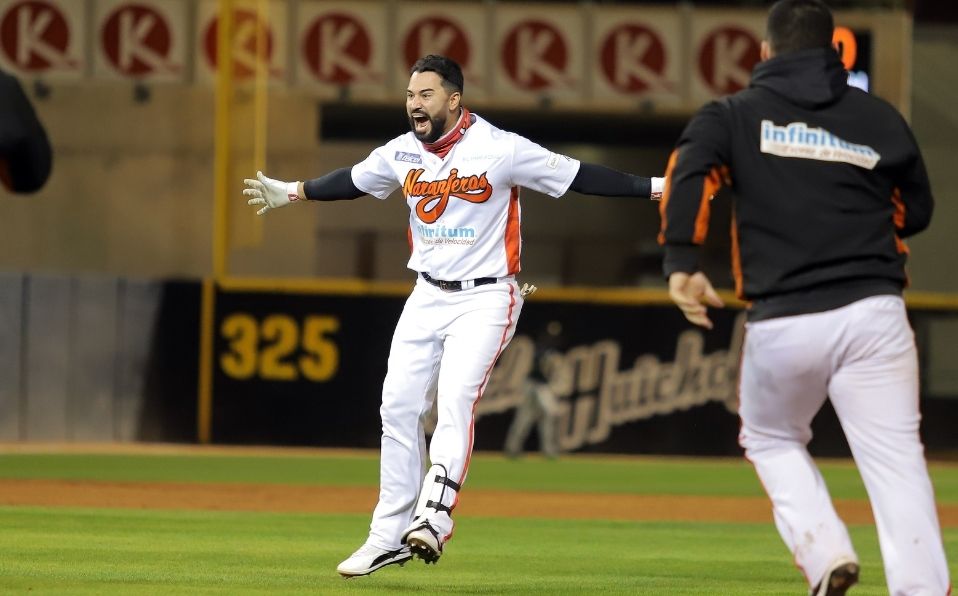 Niko Vásquez, quien se había ponchado tres veces, dio el batazo del gane. (Foto: Naranjeros de Hermosillo)