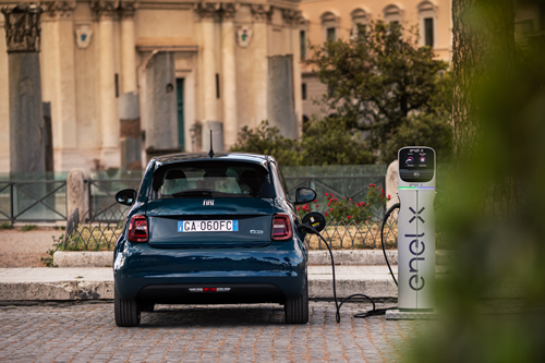 Un clásico retro en versión eléctrica: el nuevo Fiat 500. Foto: FCA Group/dpa