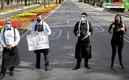 Trabajadores de un restaurante se manifiestan para que les permitan abrir, pero CDMX está prohibido. Foto: AFP