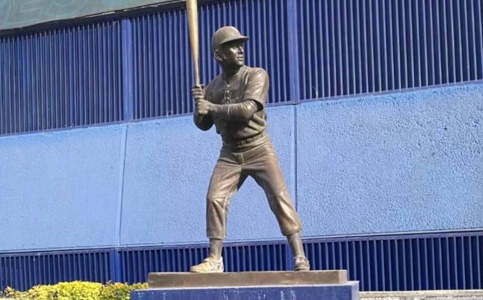Los estadios de ambos equipos honran la memoria de Espino. (Foto: Roberto Alanís)