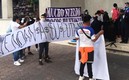 Este grupo de aficionados fue duro con el equipo cementero antes de salir del hotel. Foto: José Luis Gutiérrez