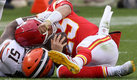 Mahomes salió conmocionado por un golpe en el tercer cuarto. (AFP)