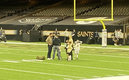 Brady y Brees compartieron una charla al término del juego (Captura)