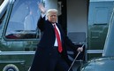 Donald Trump se despide antes de abordar el Marine One. FOTO: AFP.