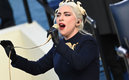 Lady Gaga cantando ante Biden y los pocos invitados. (AFP)