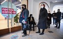 Estas son las filas en Rusia en las que la gente ya puede acudir a someterse a su primera dosis de vacunación. Foto: AFP