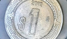 Moneda de 1 peso fabricada en acero inoxidable en una sola tonalidad. (Mercado Libre)