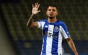 Tecatito por poco pone a su equipo con un penal en contra. (Foto: AFP)