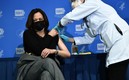 Kamala Harris pide a los estadounidenses escéticos que crean en la vacuna. Foto: AFP