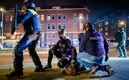 La policía holandesa se vio exigida al máximo ante los disturbios. FOTO: AFP.