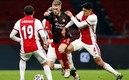 Edson Álvarez (derecha) tuvo minutos de juego en la victoria del Ajax. Foto ilustrativa: AFP