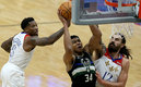 Giannis firmó grandes números, pero no alcanzó para Bucks (AFP)